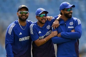 Gavaskar Calls for Kuldeep Yadav's Inclusion in Second Test Amid Bumrah Fitness Concerns, Eyes Batting Reshuffle